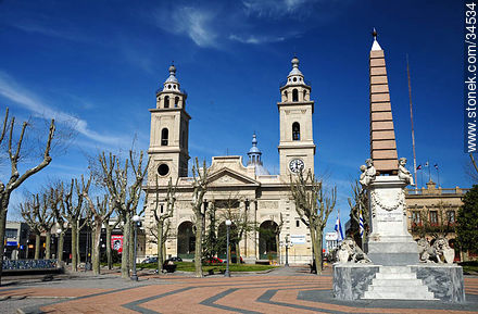 Plaza de los 33 Orientales y la Catedral de San José - Departamento de San José - URUGUAY. Foto No. 34534