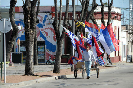 Vendededor de banderas por las calles de San José - Departamento de San José - URUGUAY. Foto No. 34483