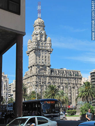 Palacio Salvo desde la calle Juncal - Departamento de Montevideo - URUGUAY. Foto No. 34461
