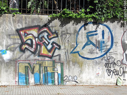 Graffitis in Buceo quarter - Department of Montevideo - URUGUAY. Photo #34596