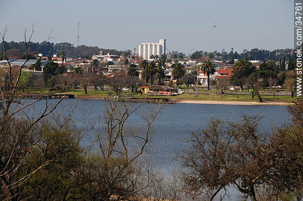 Ciudad de Mercedes vista desde el balneario Los Arrayanes en el departamento de Río Negro - Departamento de Soriano - URUGUAY. Foto No. 34761