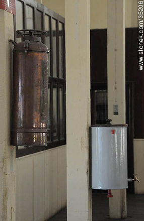 Antiguo matafuego y dispensador de agua - Departamento de Río Negro - URUGUAY. Foto No. 35206