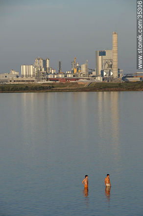 Playa Ubici en el río Uruguay frente a la planta de proceso de celulosa - Departamento de Río Negro - URUGUAY. Foto No. 35306