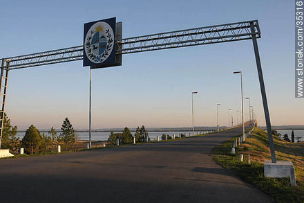 Escudo uruguayo en la cabecera del puente General San Martín - Departamento de Río Negro - URUGUAY. Foto No. 35316