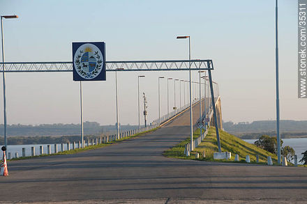 Escudo uruguayo en la cabecera del puente General San Martín - Departamento de Río Negro - URUGUAY. Foto No. 35311