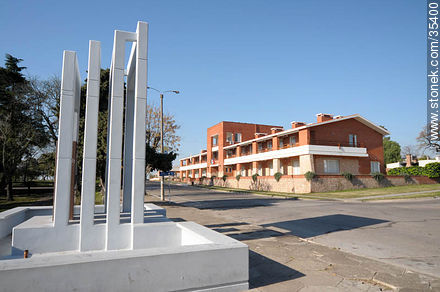 Monumento al ex intendente Guillermo Ruggia.  Gran Hotel Fray Bentos. - Departamento de Río Negro - URUGUAY. Foto No. 35400