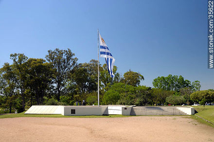 Plaza de la Bandera en el Prado de la Piedra Alta - Departamento de Florida - URUGUAY. Foto No. 35622