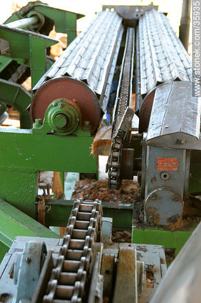 Industria maderera. Máquina para el movimiento de troncos. - Departamento de Tacuarembó - URUGUAY. Foto No. 35935