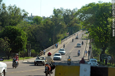 Puente Internacional de la Concordia sobre el río Cuareim. Une la ciudad de Artigas con Quaraí en Brasil - Departamento de Artigas - URUGUAY. Foto No. 36063