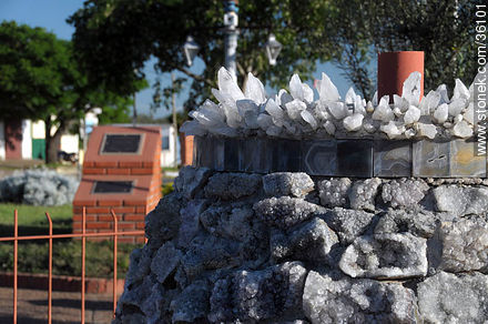 Estructura de piedras semipreciosas - Departamento de Artigas - URUGUAY. Foto No. 36101