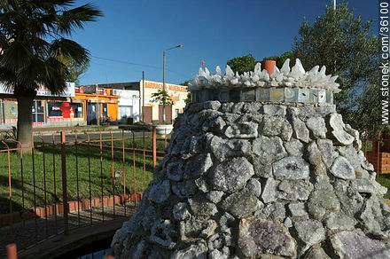 Estructura de piedras semipreciosas - Departamento de Artigas - URUGUAY. Foto No. 36100