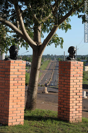 Baltasar Brum Ave. Busts of Artigas and San Martín. - Artigas - URUGUAY. Photo #36095