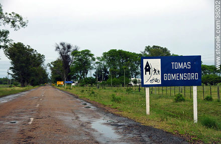 Tomás Gomensoro. Entrada al pueblo. - Departamento de Artigas - URUGUAY. Foto No. 36202