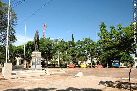 Monumento a Artigas en la Plaza 25 de Agosto - Departamento de Artigas - URUGUAY. Foto No. 36301