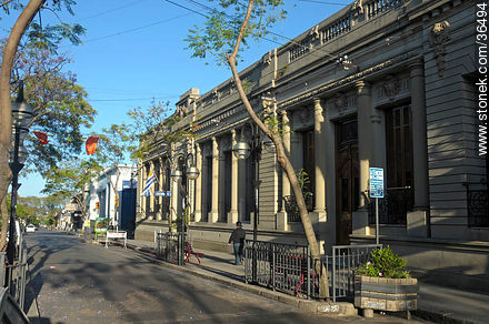 Banco República en la Av. Uruguay. - Departamento de Salto - URUGUAY. Foto No. 36494