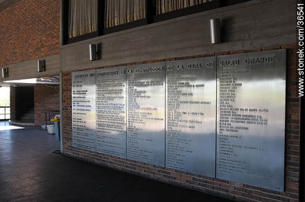 Mural con los nombres de las empresas participantes en la obra de construcción de la represa. - Departamento de Salto - URUGUAY. Foto No. 36541