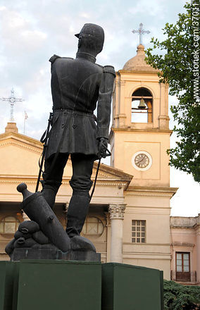 Estatua del Gral. Leandro Gómez frente a la Basílica de Paysandú. - Departamento de Paysandú - URUGUAY. Foto No. 37011
