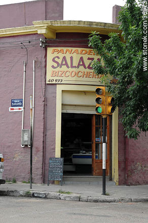Panadería Salazar en la calle Sarandí - Departamento de Paysandú - URUGUAY. Foto No. 36973