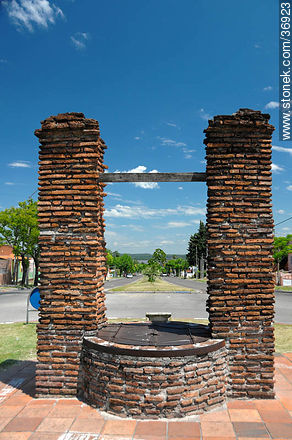 Antiguo pozo de Bella Vista. Av. Soriano y Zorrilla de San Martín - Departamento de Paysandú - URUGUAY. Foto No. 36923