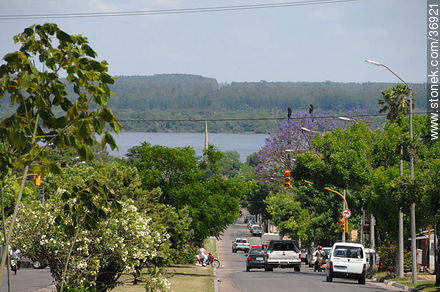 Avenida Soriano con vista al Río Uruguay - Departamento de Paysandú - URUGUAY. Foto No. 36921
