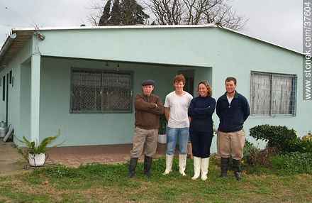 Familia de trabajo en quesería - Departamento de Colonia - URUGUAY. Foto No. 37604