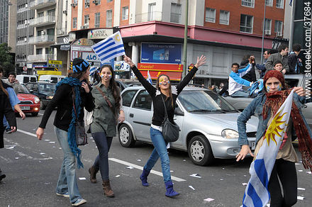 Festejos por el pasaje de Uruguay a los cuartos de final de la Copa del Mundo 2010 -  - URUGUAY. Foto No. 37684