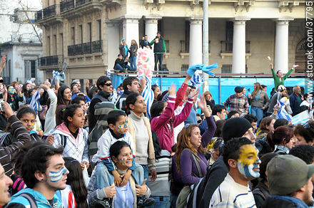 Uruguay - Ghana match wide screen transmission at Plaza Independencia to pass to semi finals -  - URUGUAY. Photo #37795