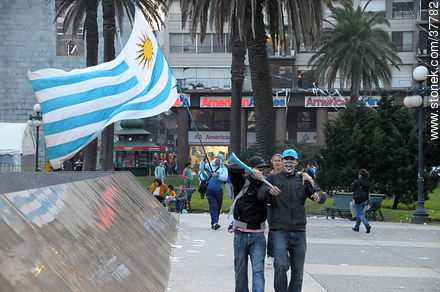 Trasmisión del partido Uruguay - Ghana por pantalla gigante en la Plaza Independencia de Montevideo. -  - URUGUAY. Foto No. 37782