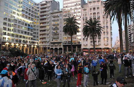 Trasmisión del partido Uruguay - Ghana por pantalla gigante en la Plaza Independencia de Montevideo. -  - URUGUAY. Foto No. 37776