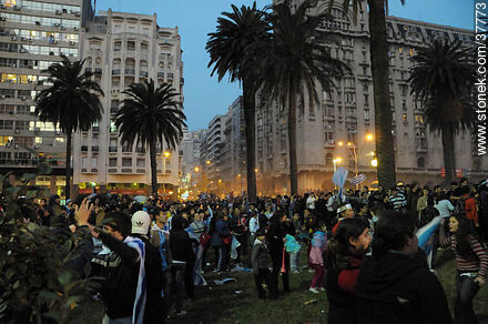 Trasmisión del partido Uruguay - Ghana por pantalla gigante en la Plaza Independencia de Montevideo. -  - URUGUAY. Foto No. 37773