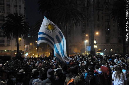 Flamear de Banderas uruguayas. Uruguay a semifinales del mundial de fútbol de Sudáfrica. 2 de julio de 2010. Festejos. -  - URUGUAY. Foto No. 37762