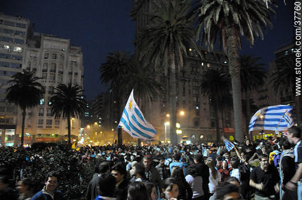Flamear de Banderas uruguayas. Uruguay a semifinales del mundial de fútbol de Sudáfrica. 2 de julio de 2010. Festejos. -  - URUGUAY. Foto No. 37760