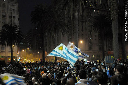 Uruguay a semifinales del mundial de fútbol de Sudáfrica. 2 de julio de 2010. Festejos. -  - URUGUAY. Foto No. 37758