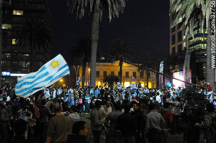 Flamear de Banderas uruguayas. Uruguay a semifinales del mundial de fútbol de Sudáfrica. 2 de julio de 2010. Festejos. -  - URUGUAY. Foto No. 37756