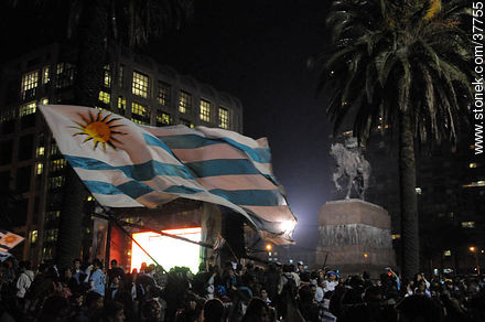 Flamear de Banderas uruguayas. Uruguay a semifinales del mundial de fútbol de Sudáfrica. 2 de julio de 2010. Festejos. -  - URUGUAY. Foto No. 37755