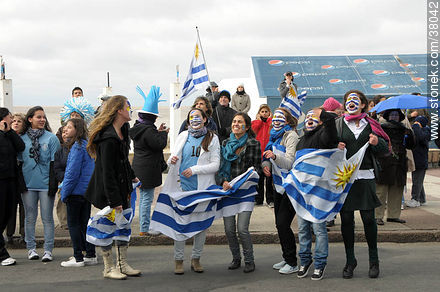 Recibimiento de la Selección Uruguaya de Fútbol en la rambla de Pocitos de Montevideo el 13 de Julio de 2010.  Fanáticas carapintadas. -  - URUGUAY. Foto No. 38042