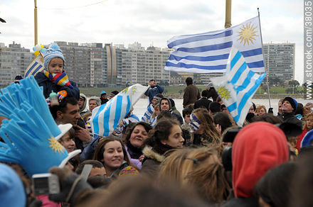 Recibimiento de la Selección Uruguaya de Fútbol en la rambla de Pocitos de Montevideo el 13 de Julio de 2010.  Bebé celeste. -  - URUGUAY. Foto No. 38035