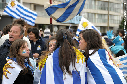 Recibimiento de la Selección Uruguaya de Fútbol en la rambla de Pocitos de Montevideo el 13 de Julio de 2010.  Chicas uruguayas -  - URUGUAY. Foto No. 38017