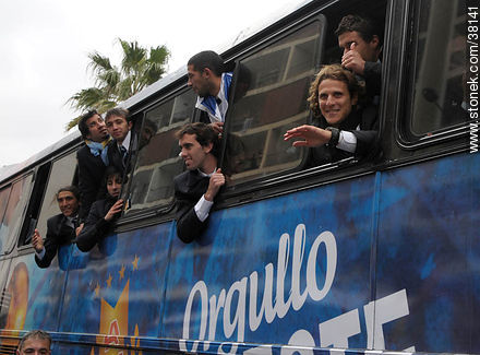 Recibimiento de la Selección Uruguaya de Fútbol en la rambla de Pocitos de Montevideo el 13 de Julio de 2010. -  - URUGUAY. Foto No. 38141