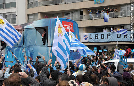 Recibimiento de la Selección Uruguaya de Fútbol en la rambla de Pocitos de Montevideo el 13 de Julio de 2010. -  - URUGUAY. Foto No. 38105