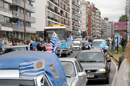 Recibimiento de la Selección Uruguaya de Fútbol en la rambla de Pocitos de Montevideo el 13 de Julio de 2010. -  - URUGUAY. Foto No. 38215