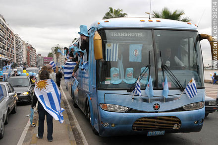 Recibimiento de la Selección Uruguaya de Fútbol en la rambla de Pocitos de Montevideo el 13 de Julio de 2010. -  - URUGUAY. Foto No. 38214