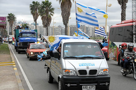 Recibimiento de la Selección Uruguaya de Fútbol en la rambla de Pocitos de Montevideo el 13 de Julio de 2010. -  - URUGUAY. Foto No. 38190