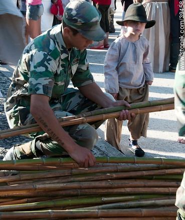 Soldier distributing lances - Tacuarembo - URUGUAY. Photo #39458