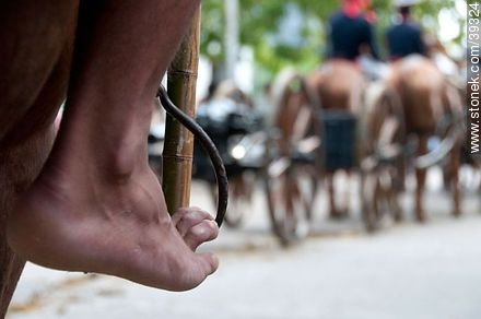 Esclavo descalzo con tacuara - Departamento de Tacuarembó - URUGUAY. Foto No. 39324