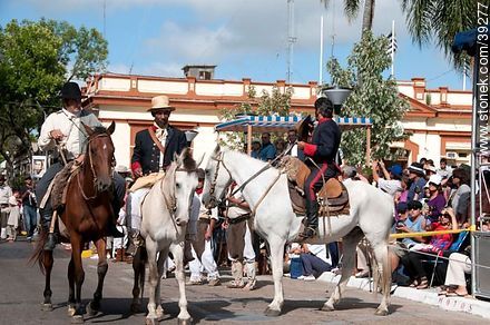 Artigas realizando una proclama - Departamento de Tacuarembó - URUGUAY. Foto No. 39277