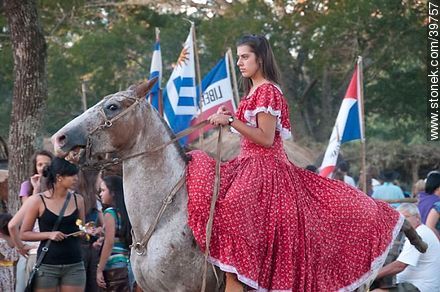 Joven amazona de vestido largo a caballo - Departamento de Tacuarembó - URUGUAY. Foto No. 39757