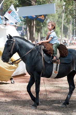 Pequeña niña a caballo - Departamento de Tacuarembó - URUGUAY. Foto No. 39631