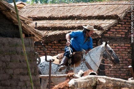 Riding a horse - Tacuarembo - URUGUAY. Photo #39572