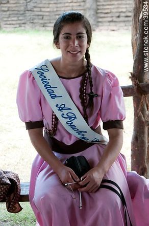 Woman representative of Sociedad A Poncho y Espuelas from Cerro Largo - Tacuarembo - URUGUAY. Photo #39534